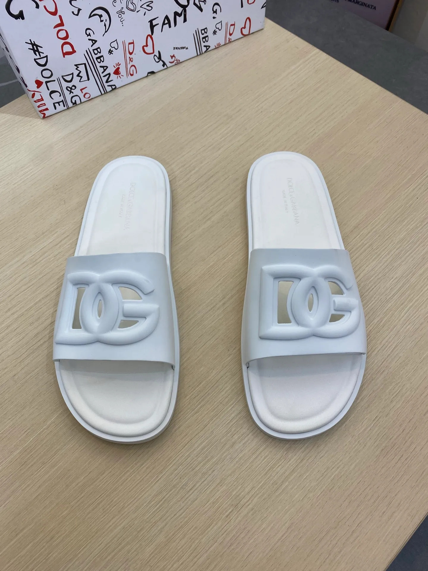 ⬛️Ex-factory price p260 [DG~] Men's high-end slippers are on sale at the same time in 2025z cabinets 🔶Size: 38-44#️⃣ 🔷2 colors, the upper is made of pure handmade rubber, luxurious materials, low-key and luxurious in one! Size: 39-44 (45 customized)